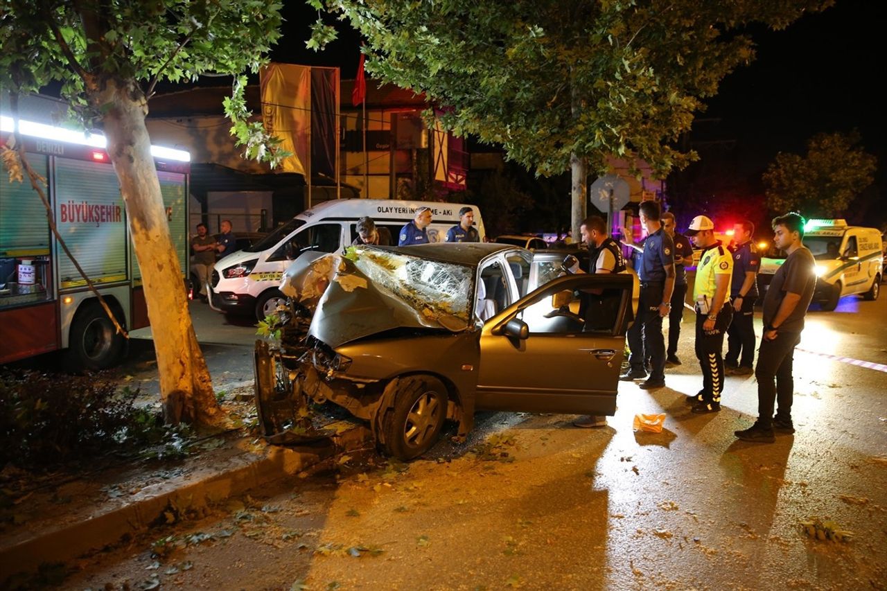Denizli'nin Merkezefendi ilçesinde ağaca çarpan otomobildeki 2 kişi hayatını kaybetti, sürücü ağır...