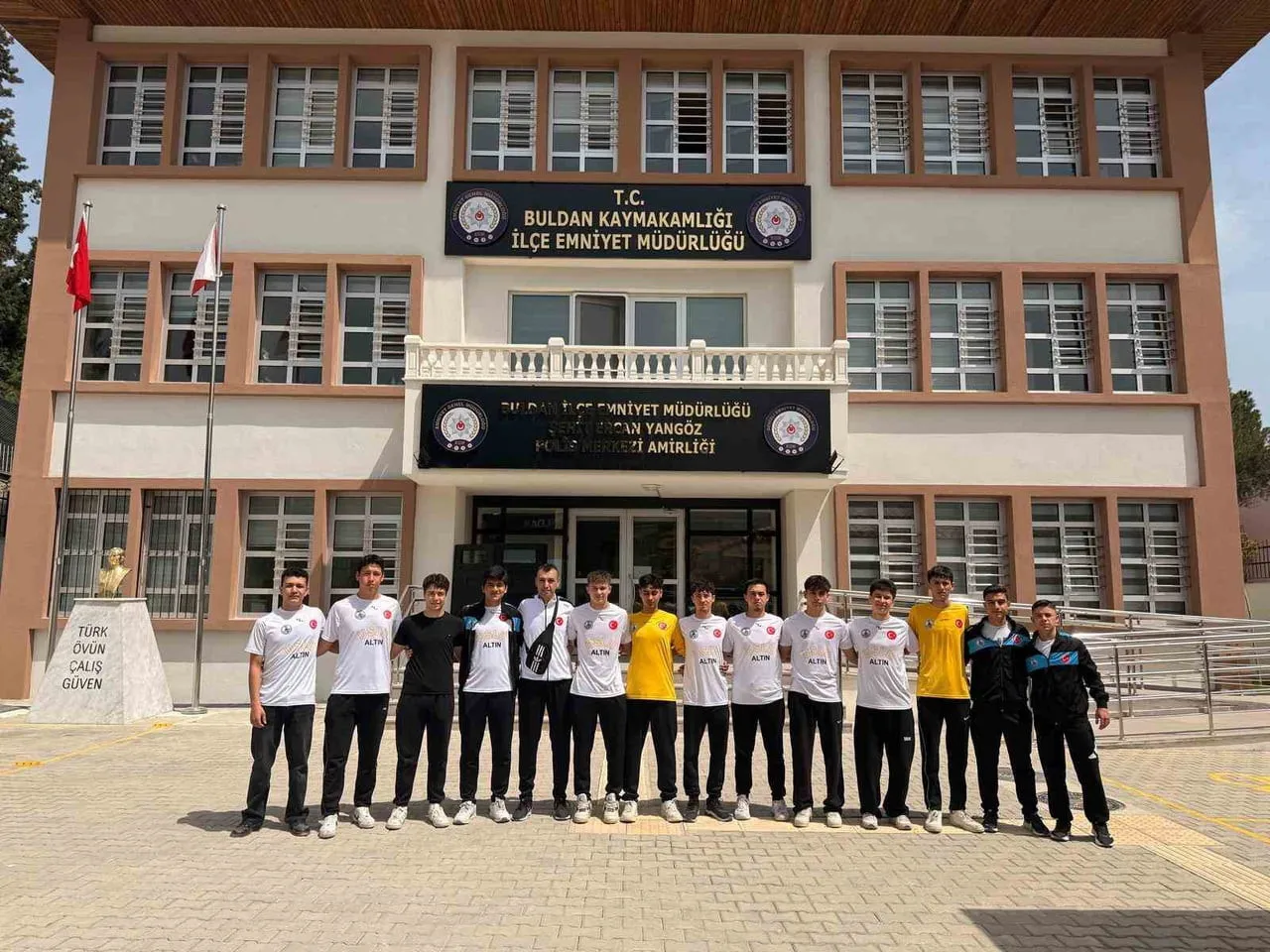 DENİZLİ’DE DÜZENLENEN "MAHALLEMDE MAÇ VAR" TURNUVASINDA ÇEYREK FİNALE YÜKSELEN BULDAN DÖRTEYLÜL...