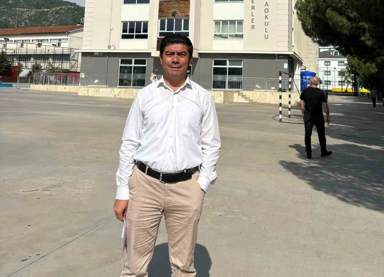 DENİZLİ’DE HAYAT BOYU ÖĞRENMENİN GÜZEL BİR ÖRNEĞİNİ YAŞATAN EMEKLİ ASKER, HALEN DEVAM ETTİĞİ...