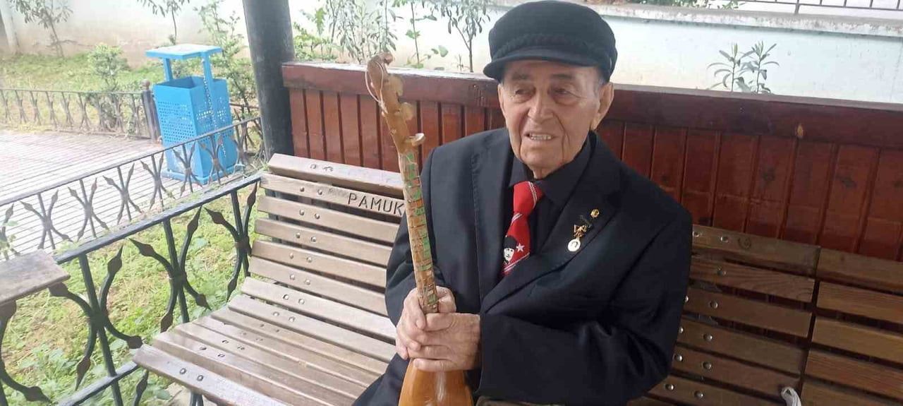 DENİZLİLİ USTA SANATÇI ALTAN GÖKER, İLERLEYEN YAŞINA RAĞMEN ELİNDEKİ CURASIYLA TÜRKÜ GELENEĞİNİ...