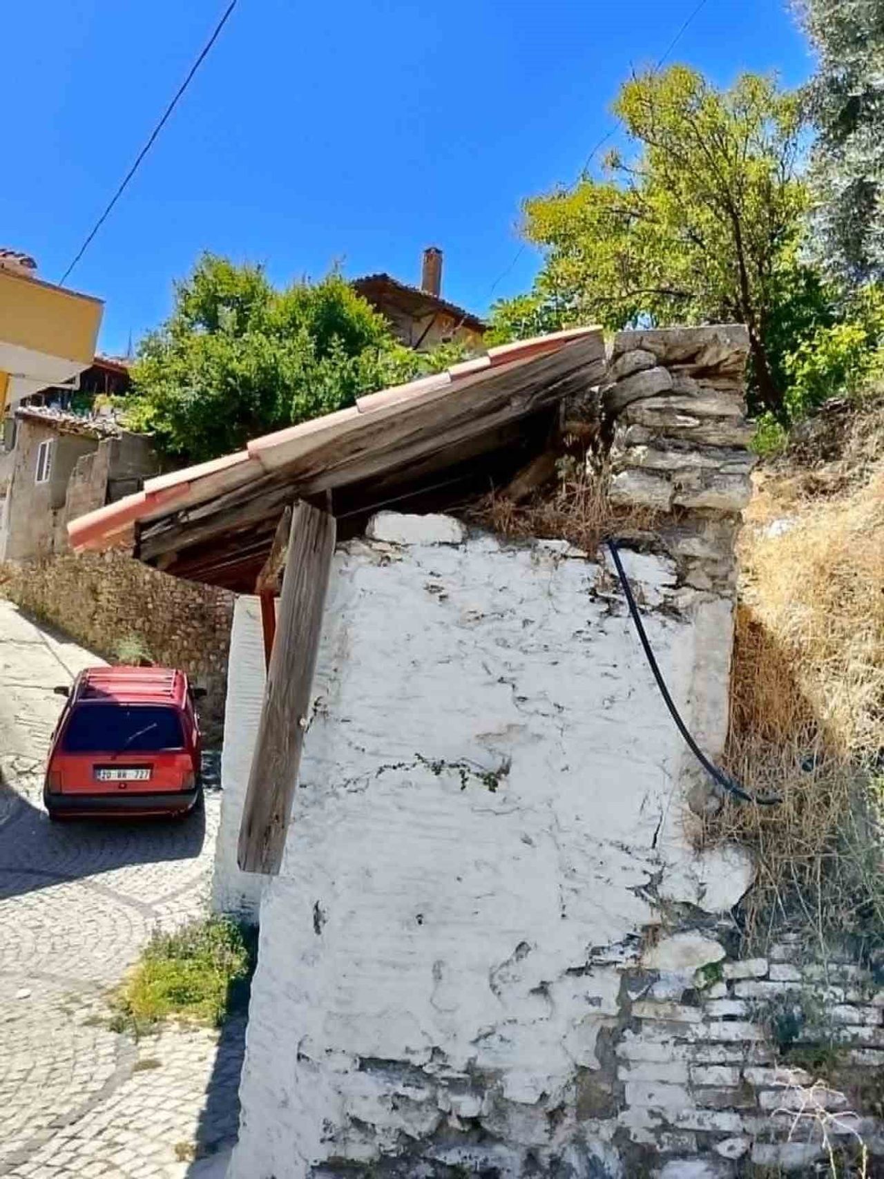 DENİZLİ’NİN BULDAN İLÇESİNDE BULUNAN TARİHİ ÇEŞMENİN ÇEŞME ÇATISI, KAYMA NEDENİYLE ÇÖKME TEHLİKESİ...