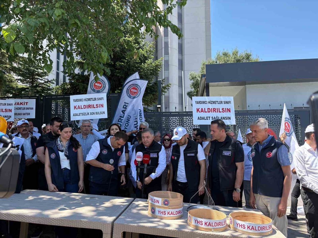 DEVLET MEMURLARI KONFEDERASYONU (DMK), YARDIMCI HİZMETLER SINIFI’NIN (YHS) KALDIRILARAK...