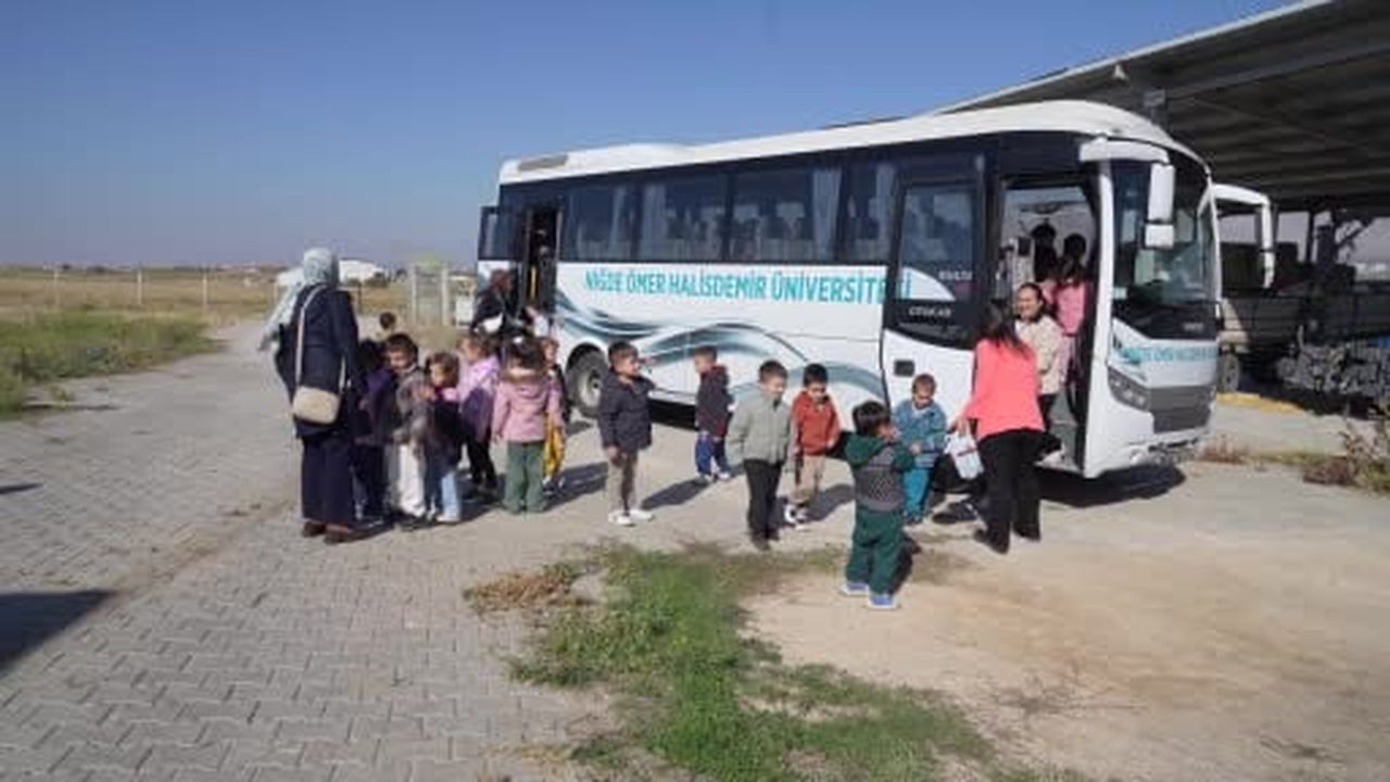Niğde’de minik öğrenciler hayvansal üretimi yerinde öğrendi