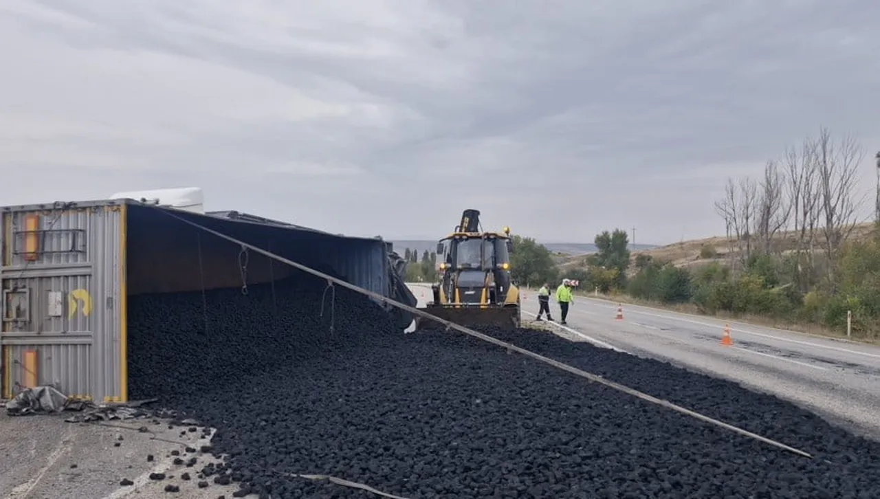 ÇORUM'UN ALACA İLÇESİNDE TIR DEVRİLEREK YAN YATTI. YOL BİR SÜRELİĞİNE KAPANDI