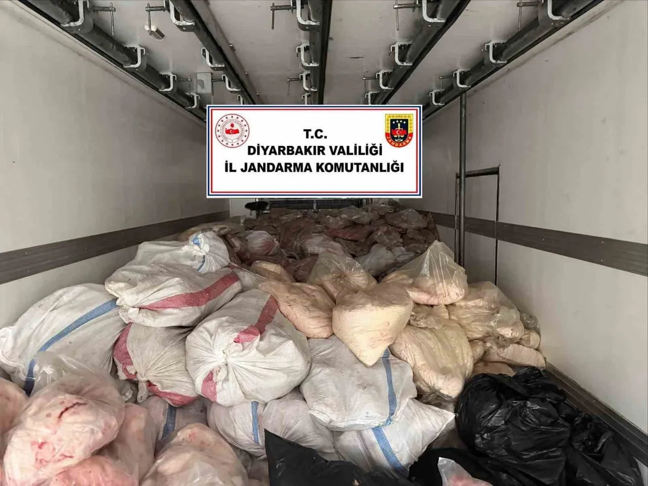 DİYARBAKIR’IN ÇINAR İLÇESİNDE JANDARMA EKİPLERİNCE DÜZENLENEN OPERASYONDA İNSAN SAĞLIĞINA EL...