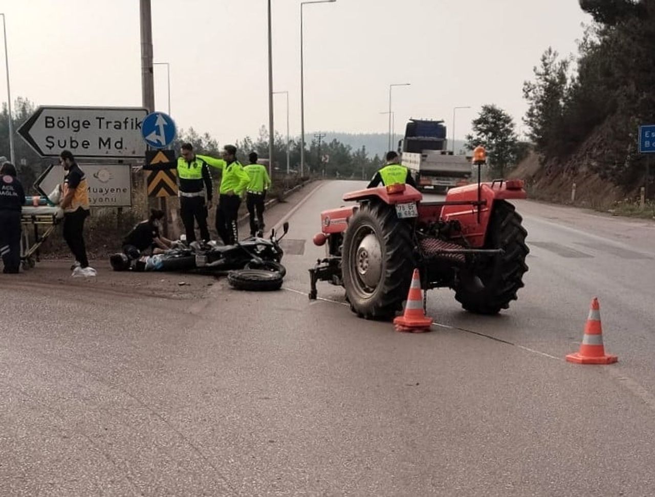 KARABÜK'TE MOTOSİKLETİN KAVŞAKTA MANEVRA YAPAN TRAKTÖRE ÇARPMASI SONUCU 2 KİŞİ YARALANDI.