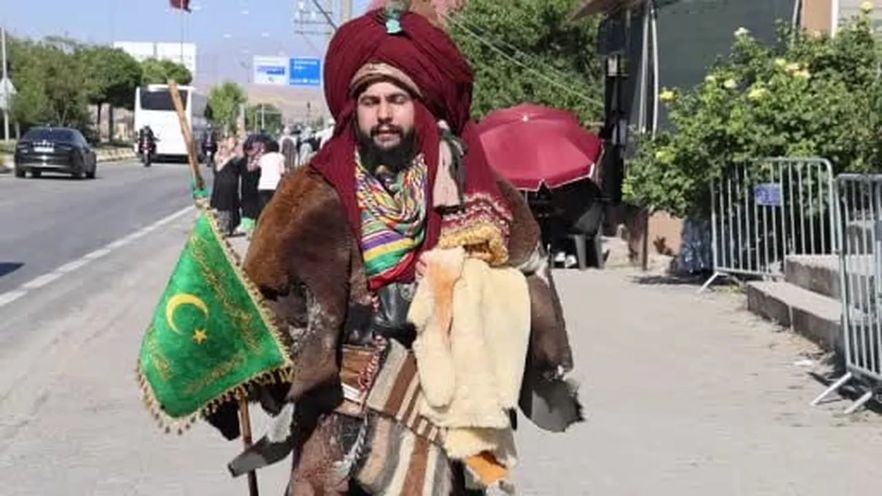 Giydiği Selçuklu kıyafetiyle, Konya'dan Ahlat'a Cumhurbaşkanını görmek için geldi