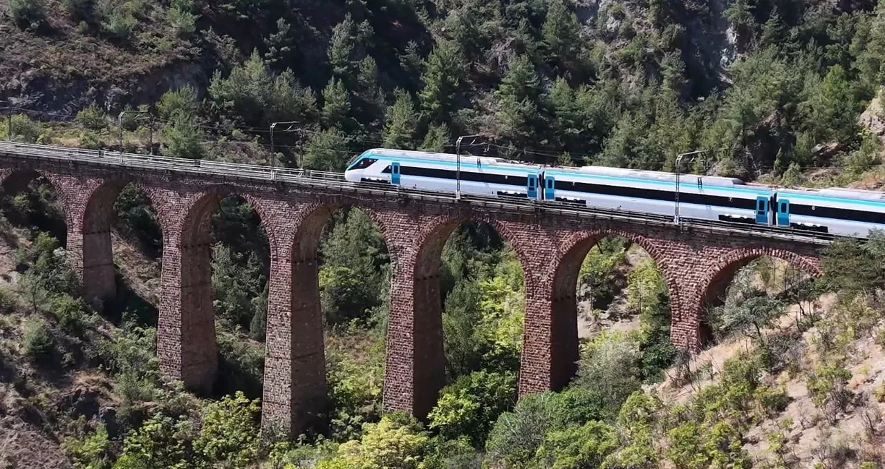 ULAŞTIRMA VE ALTYAPI BAKANI ABDULKADİR URALOĞLU, TÜRKİYE’NİN İLK HIZLI TRENİNİN TEST SÜREÇLERİNİN...
