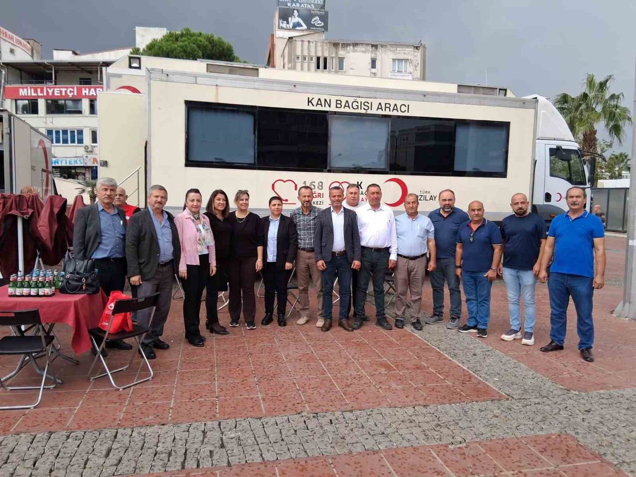 ALİAĞA İLÇESİNDE GÖREV YAPAN MAHALLE MUHTARLARI, TÜRK KIZILAYI İŞ BİRLİĞİYLE DÜZENLENEN KAMPANYAYA...