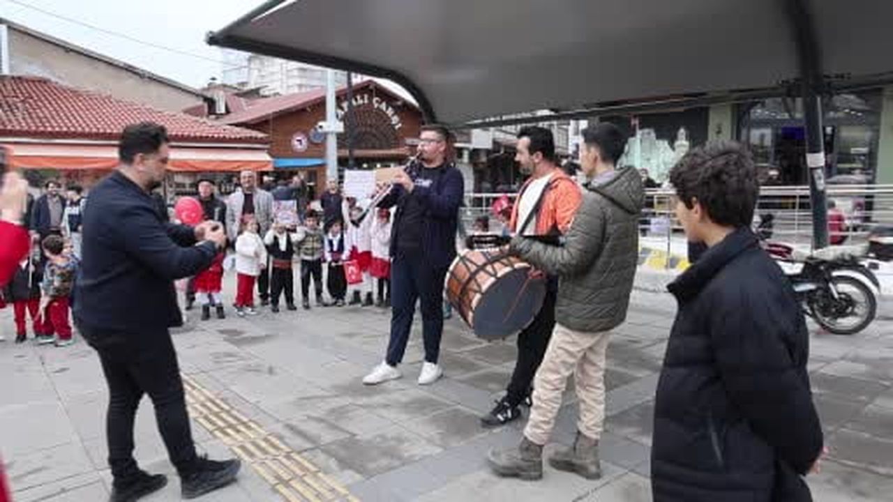 Anaokulu öğrencileri "Ölürüm Türkiyem" şarkısını söyledi, yaşlı adam gözyaşı döktü