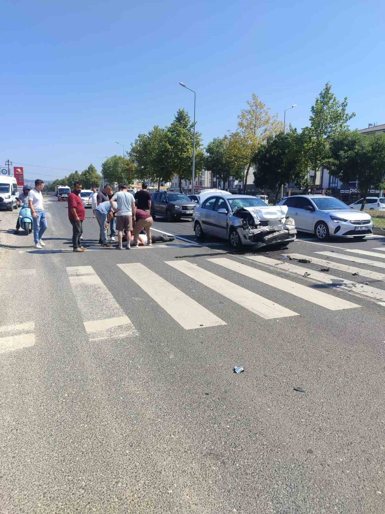 DÜZCE’DE MEYDANA GELEN KAZADA 1 OTOMOBİL KIRMIZI IŞIKTA BEKLEYEN BAŞKA BİR OTOMOBİLE ÇARPTI....