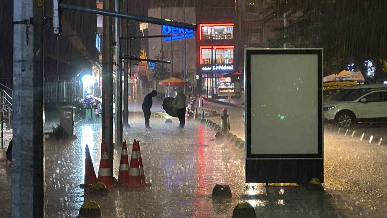DÜZCE’DE METEOROLOJİ GENEL MÜDÜRLÜĞÜ’NÜN UYARILARININ ARDINDAN AKŞAM SAATLERİNDE ETKİLİ OLMAYA...