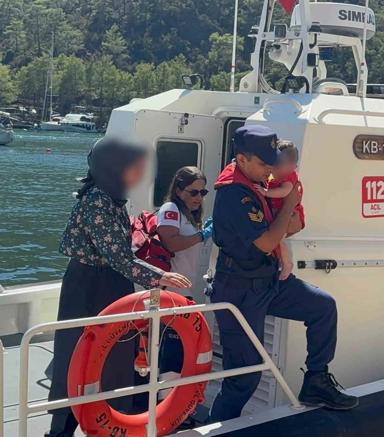 MUĞLA’NIN FETHİYE İLÇESİ AÇIKLARINDA SEYREDEN GEZİ TEKNESİNDE YARALANAN BEBEĞE SAHİL GÜVENLİK...