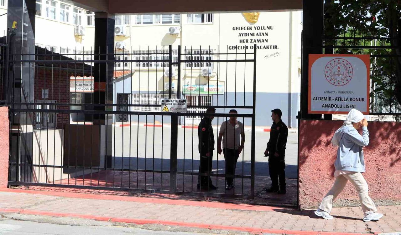 ANTALYA’DA KPSS SINAVININ YAPILDIĞI BİR OKULDA KİLİTLİ KALAN BİR VATANDAŞ İTFAİYE EKİPLERİ VE OKUL...