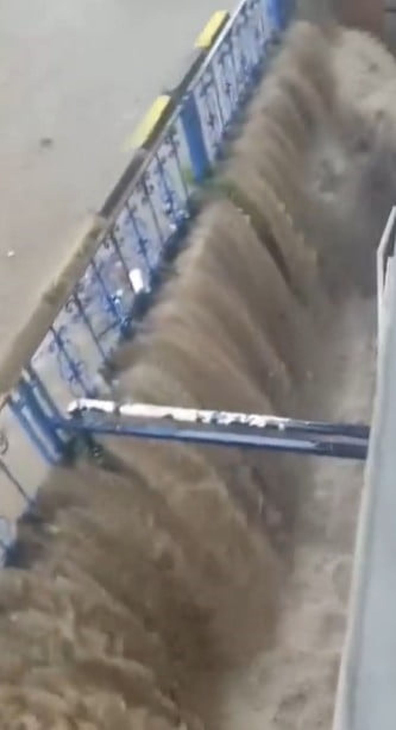 İSTANBUL SARIYER'DE ETKİLİ OLAN SAĞANAK YAĞIŞ NEDENİYLE YOLLAR GÖLE DÖNERKEN, ARAÇLARIN SU ALTINDA...