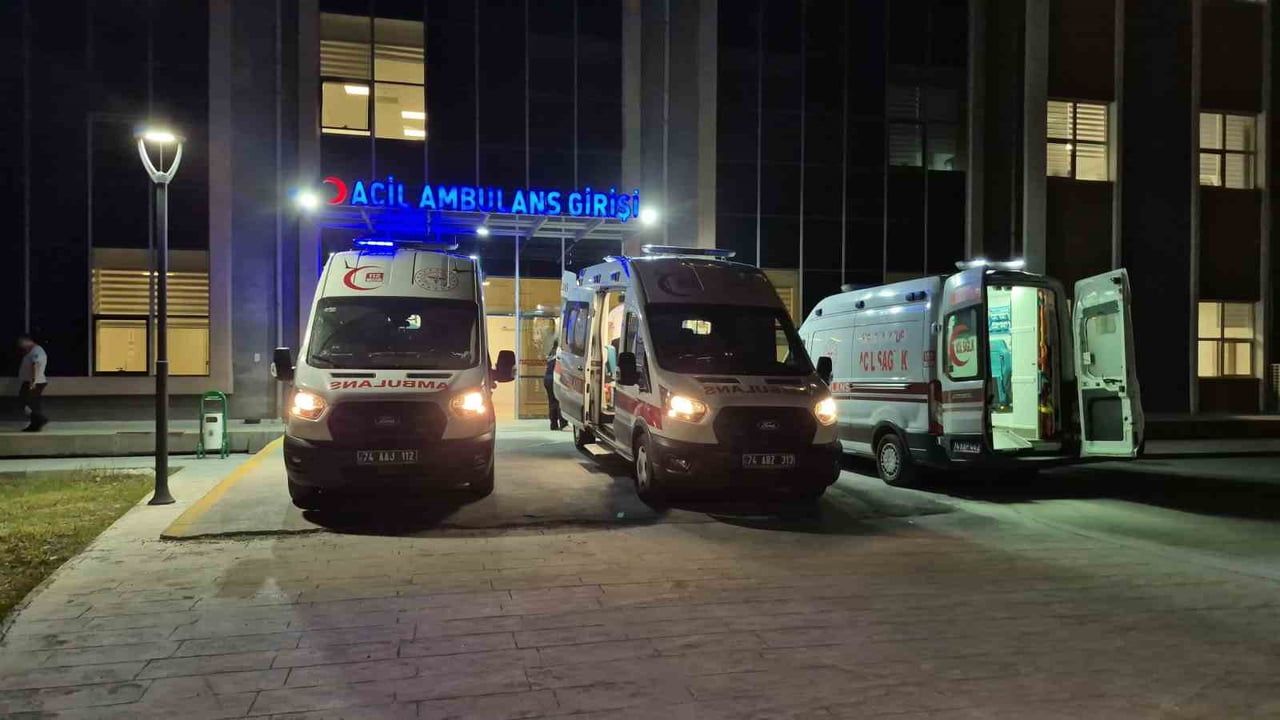 YARALILAR SAĞLIK EKİPLERİNİN İLK MÜDAHALESİNİN ARDINDAN AMBULANSLARLA BARTIN DEVLET HASTANESİ'NE...