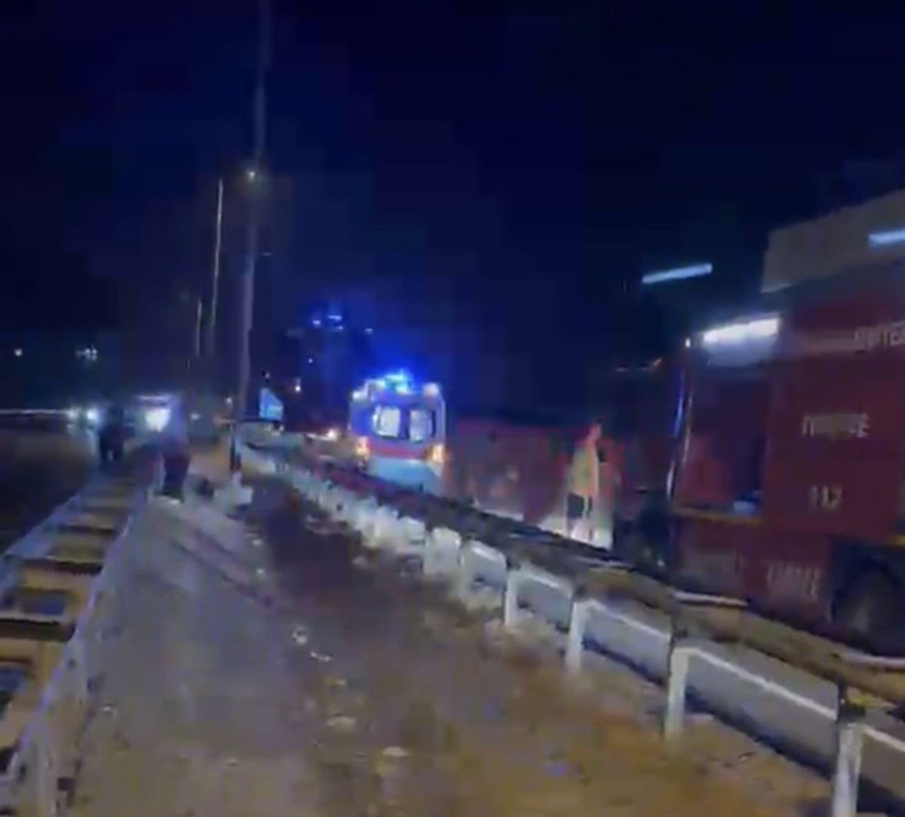 DÜZCE’DE MEYDANA GELEN TRAFİK KAZASINDA BARİYERLERE ÇARPARAK DEVRİLEN OTOMOBİLDE BULUNAN 1 KİŞİ...