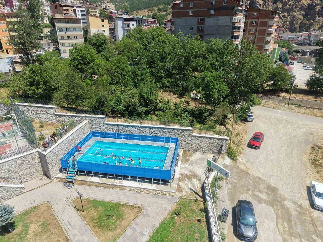 TORUL İLÇESİNDE GENÇLİK VE SPOR İL MÜDÜRLÜĞÜ TARAFINDAN KURULAN PORTATİF YÜZME HAVUZUNDA ÇOCUKLARA...
