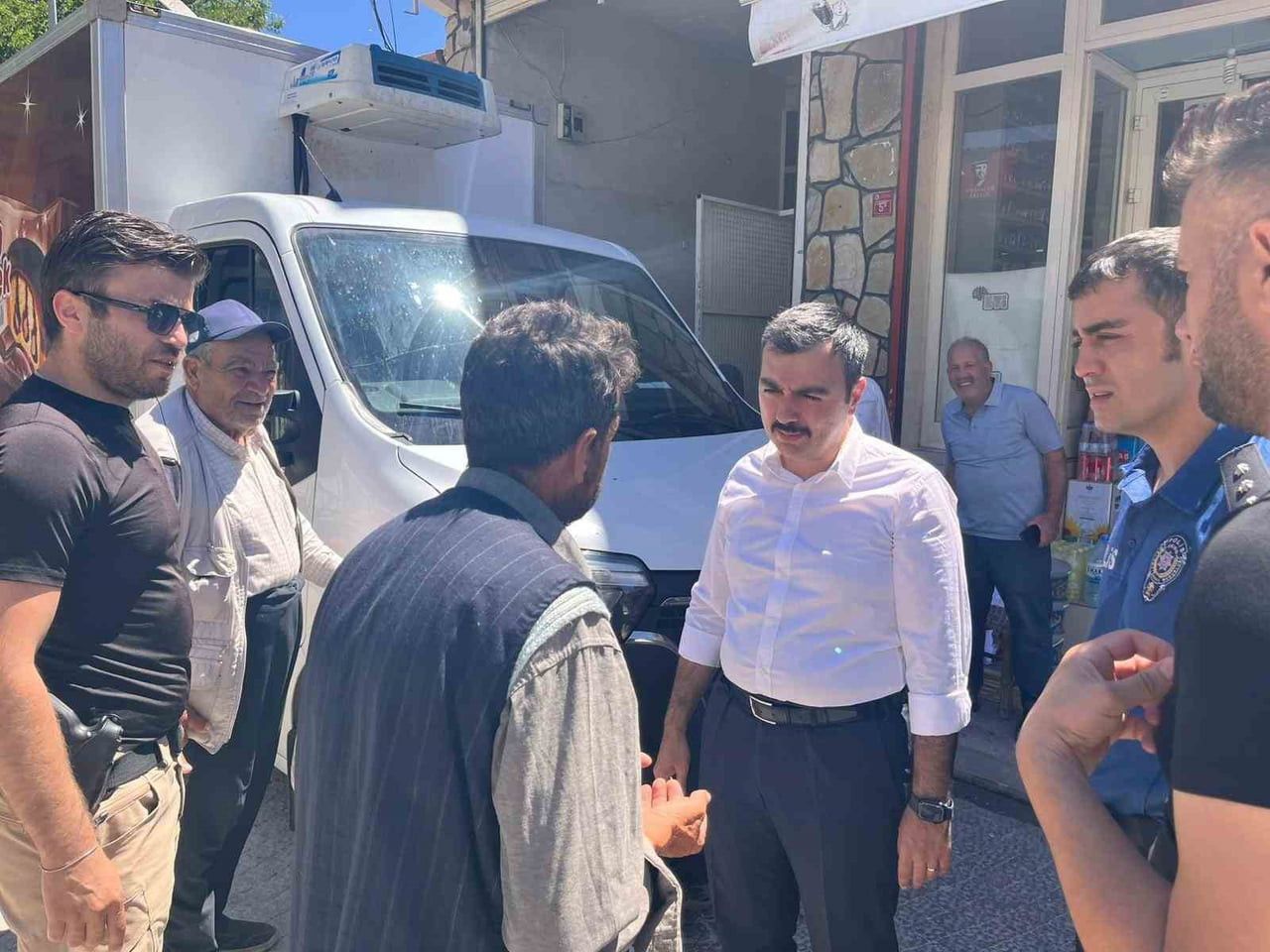 DİCLE KAYMAKAMI MUSTAFA ATIŞ, İLÇE EMNİYET AMİRİ BAŞKOMİSER ERDOĞAN ÖZKAN İLE ÇARŞIDA VE PAZAR...