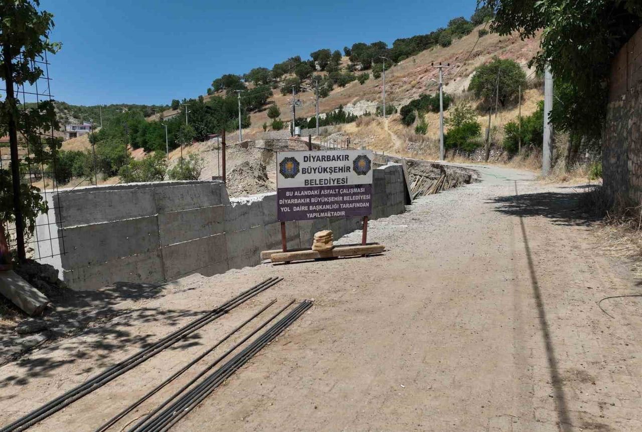 DİYARBAKIR BÜYÜKŞEHİR BELEDİYESİ, 2026 YILI ÇALIŞMA PROGRAMI KAPSAMINDA 17 İLÇEDE YOL YAPIM, BAKIM...