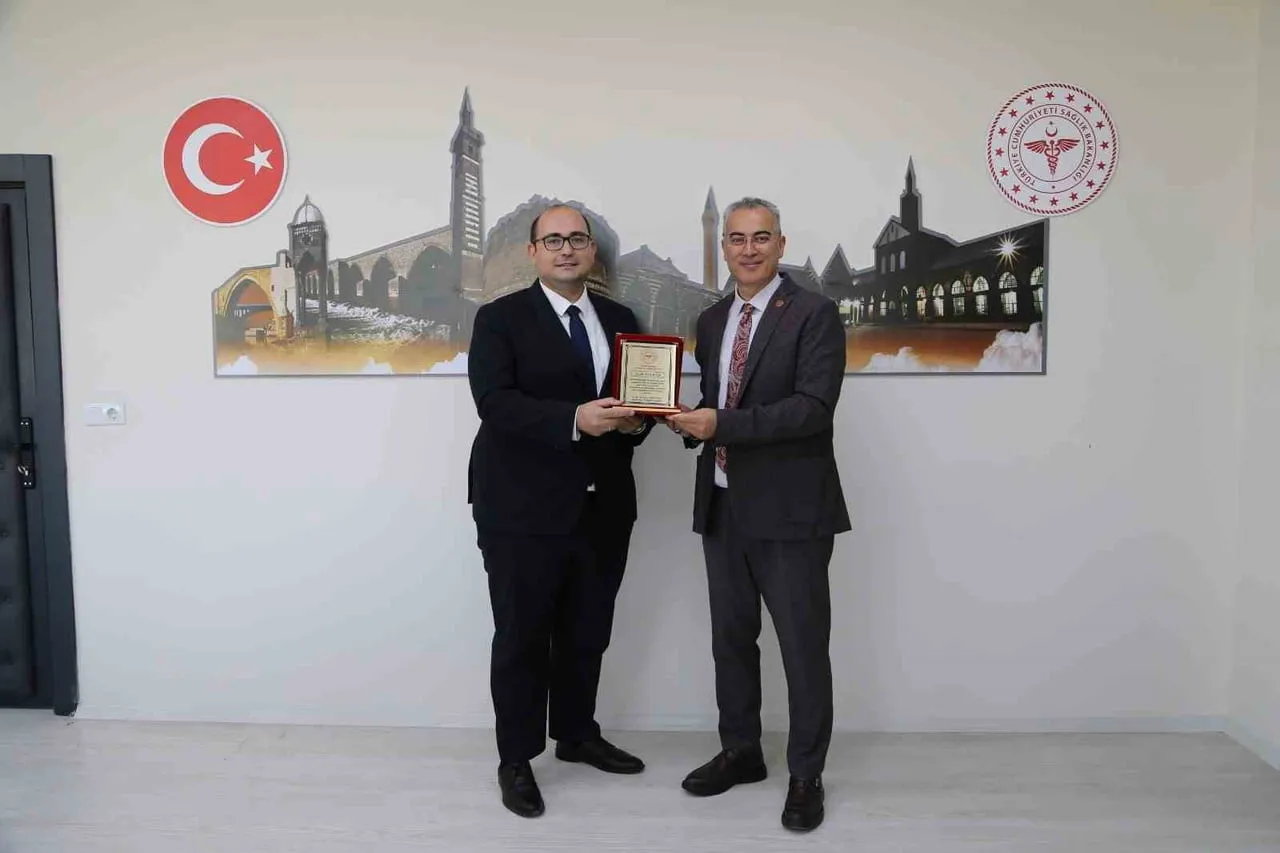 DİYARBAKIR İL SAĞLIK MÜDÜRÜMÜZ UZM. DR. EMRE ASİLTÜRK (SAĞDA), MERSİN İLİNE TAYİNİ ÇIKAN DİCLE...