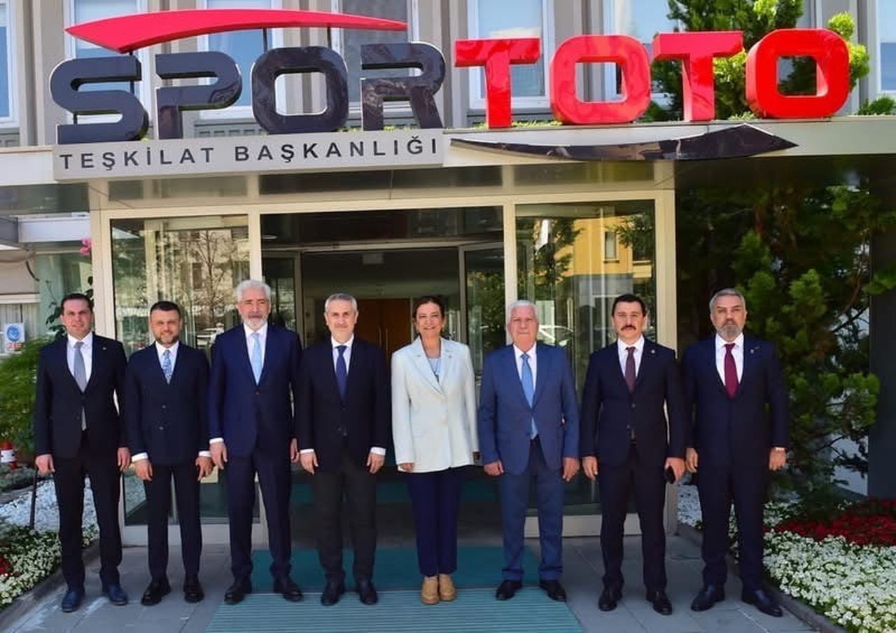 DİYARBAKIR'IN 5 İLÇESİNE GENÇLİK MERKEZİ, YÜZME HAVUZU, ÇİM SAHA YAPILMASI İÇİN PROTOKOL...