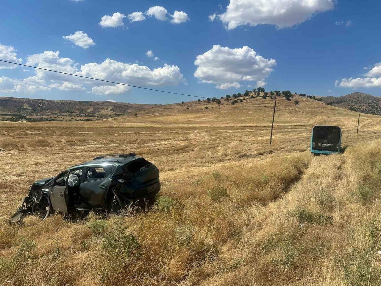 DİYARBAKIR'IN ÇERMİK İLÇESİNDE YOLCU OTOBÜSÜ İLE OTOMOBİLİN SÜRÜCÜSÜ, ÇARPIŞMAMAK İÇİN DİREKSİYON...