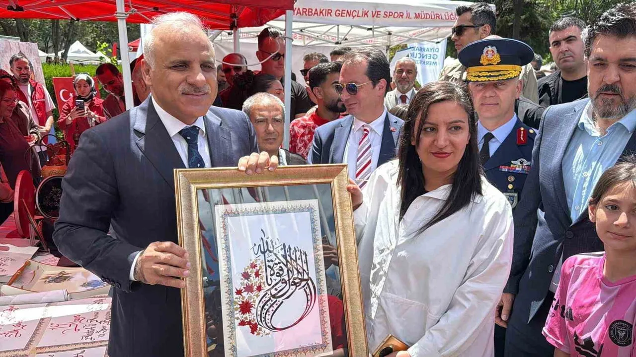 DİYARBAKIR’DA 19 MAYIS ATATÜRK’Ü ANMA, GENÇLİK VE SPOR BAYRAMI DOLAYISIYLA VALİLİK ÖNÜNDE KUTLAMA...
