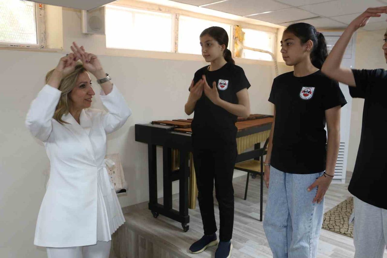 DİYARBAKIR’DA 25 YILLIK MÜZİK ÖĞRETMENİ ÖZGÜL KANBAL’IN İŞİTME ENGELLİ ÖĞRENCİLERİYLE HAZIRLADIĞI...