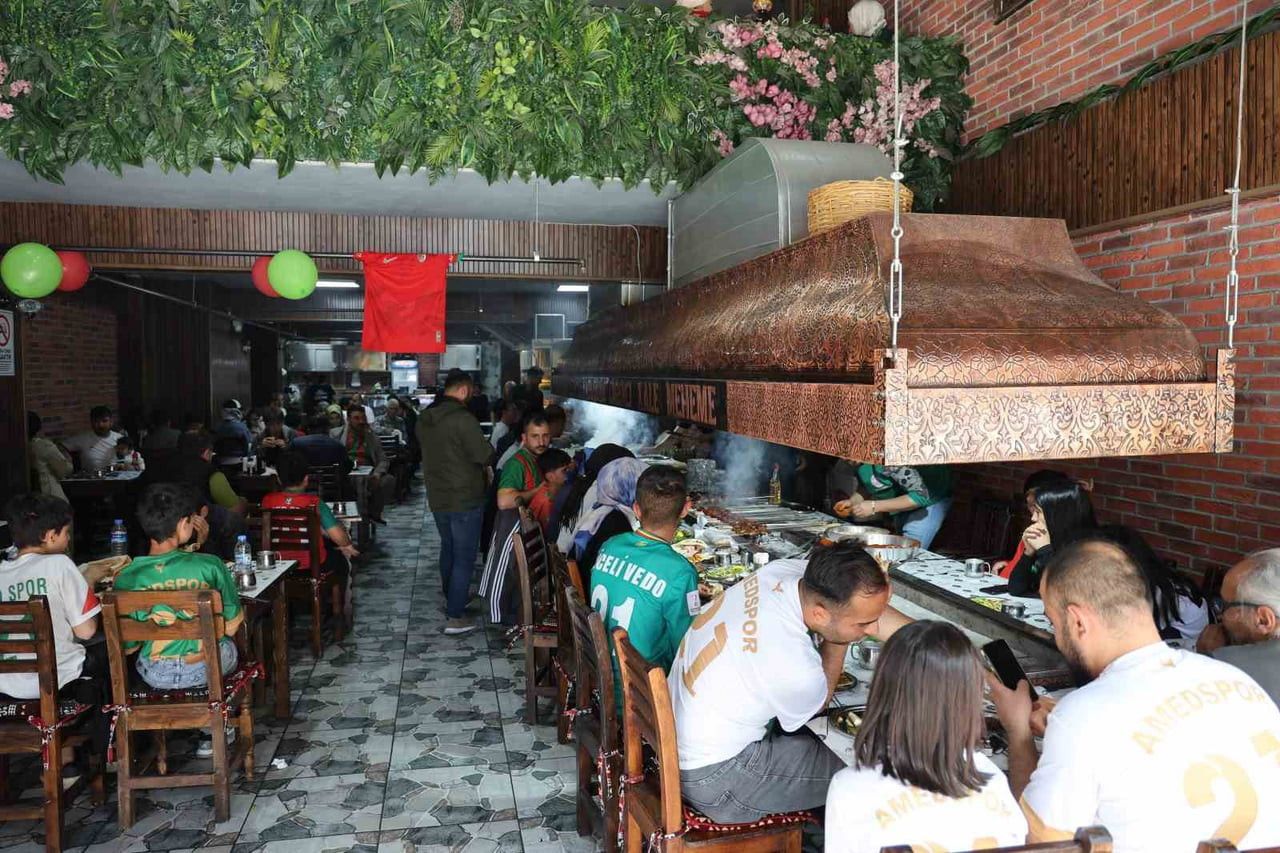 DİYARBAKIR’DA BİR CİĞERCİ, AMED SPORTİF FAALİYETLERİN SÜPER LİGE ÇIKMASI ÜZERİNE 121 MÜŞTERİSİNE...