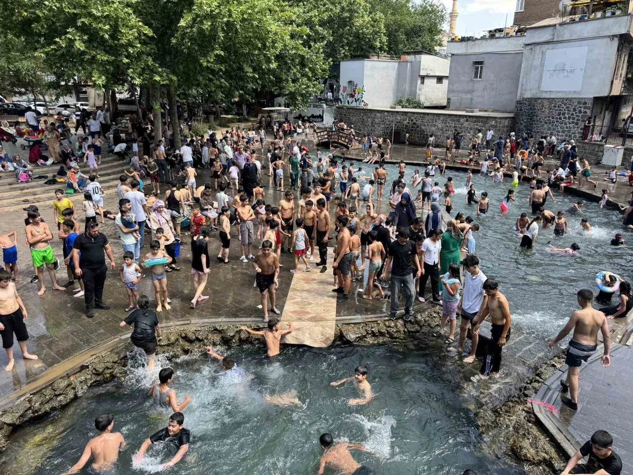 DİYARBAKIR’DA SICAK HAVALARI GÖREN ÇOCUKLAR, TARİHİ ANZELE SUYUNA ATLAYIP SERİNLEMENİN KEYFİNİ...