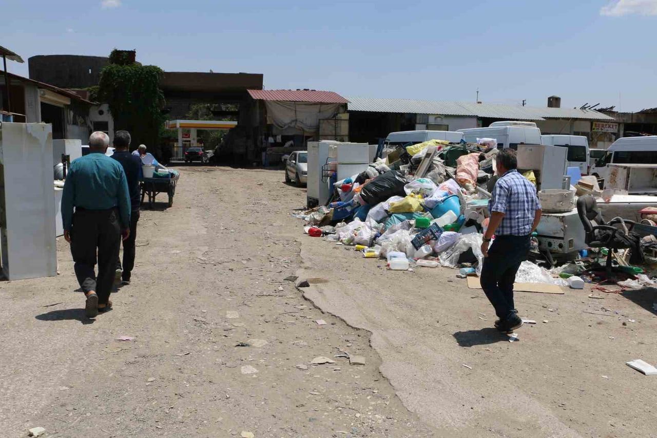 DİYARBAKIR’DAKİ TARİHİ ESKİ SEBZE VE MEYVE HALİ’NDE FAALİYET GÖSTEREN ESNAFLAR, YAKLAŞIK 25 YILDIR...