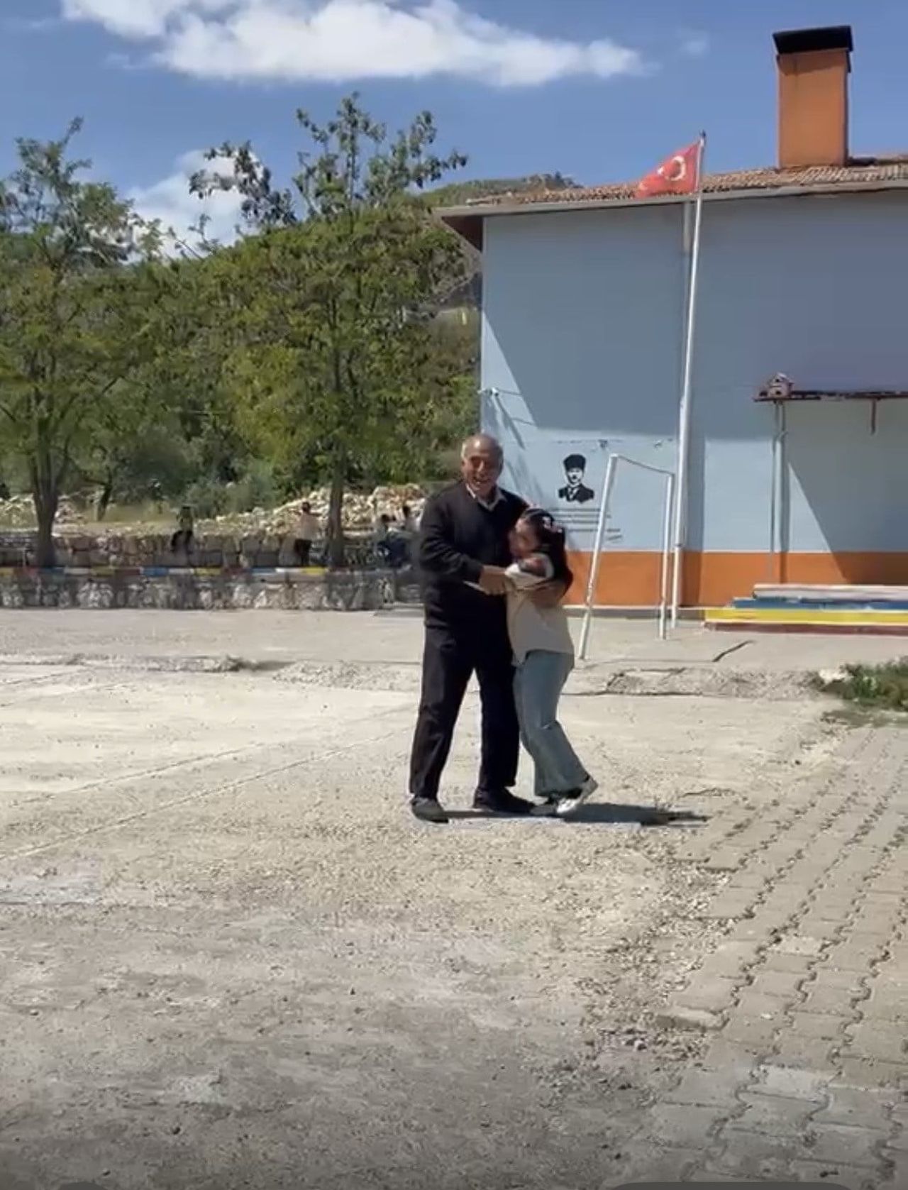 DİYARBAKIR’IN ÇERMİK İLÇESİ YAYIKLI KÖYÜNDE YAŞAYAN DEDE İLE TORUNUN SEVGİSİ GÜLÜMSETEN VE...