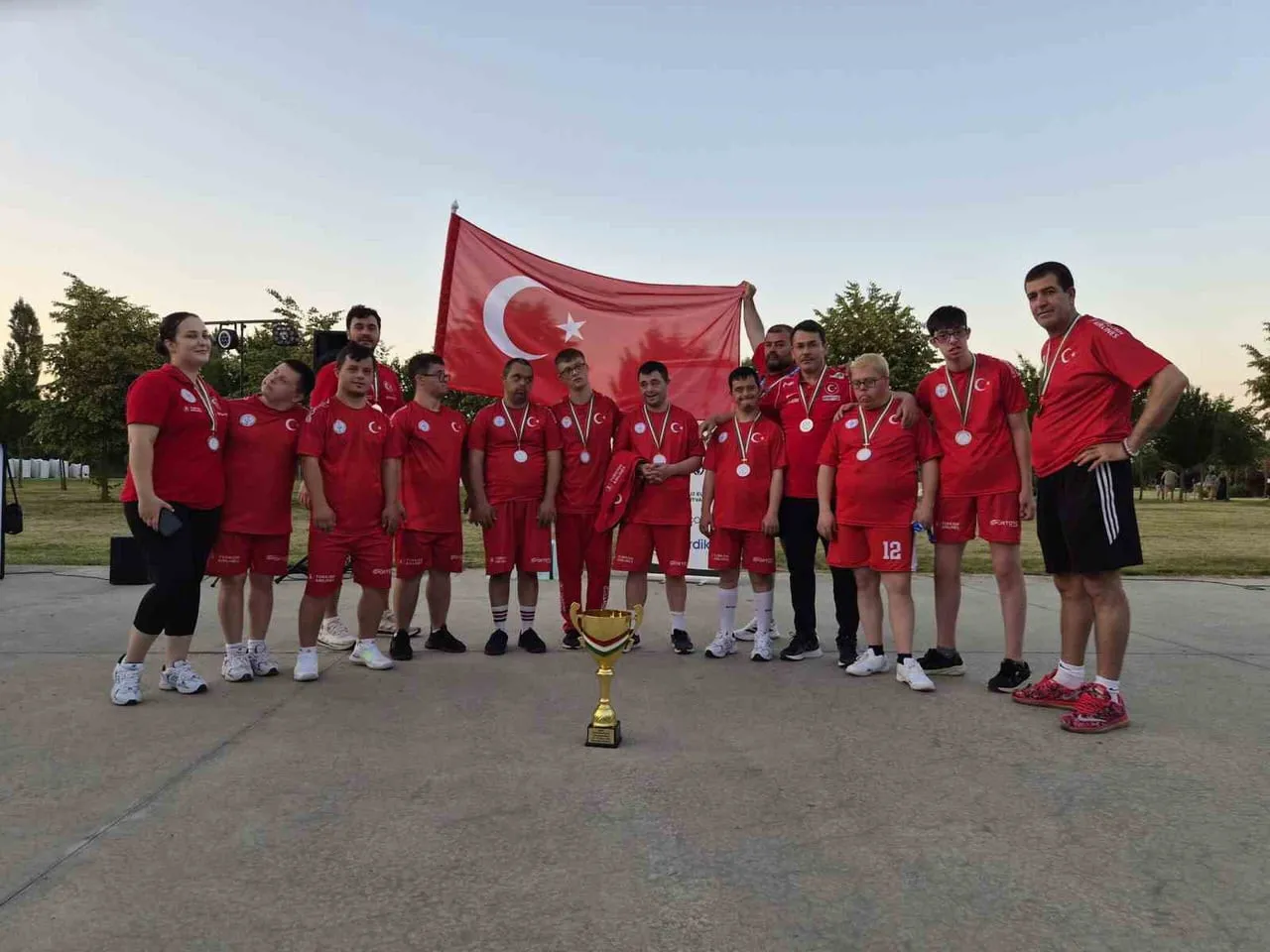 DOWN BASKETBOL MİLLİ TAKIMI, TURNUVAYI İKİNCİ SIRADA BİTİRDİ.