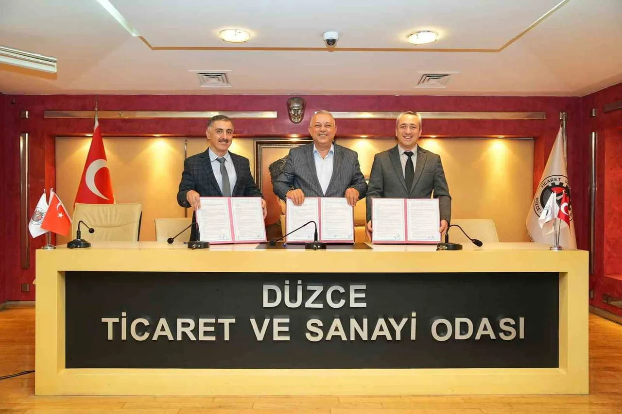 DTSO’DA GERÇEKLEŞTİRİLEN İMZA TÖRENİNE ODA BAŞKANI ERDOĞAN BIYIK (ORTADA), BİLSOFT YAZILIM YÖNETİM...
