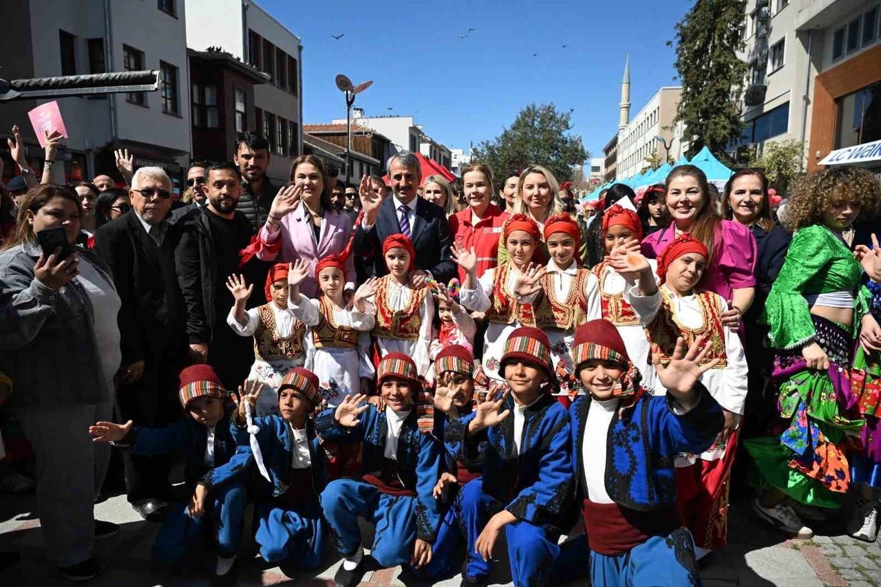 DÜNYA ROMANLAR GÜNÜ’NE 9/8’LİK KUTLAMA