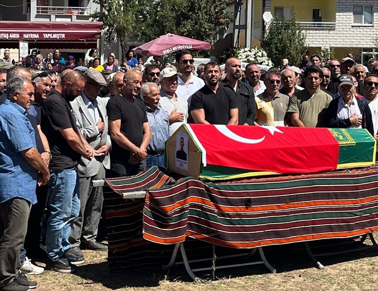 Dünya şampiyonu eski milli güreşçi ve antrenör Hüseyin İldem, Sivas'ta son yolculuğuna uğurlandı....
