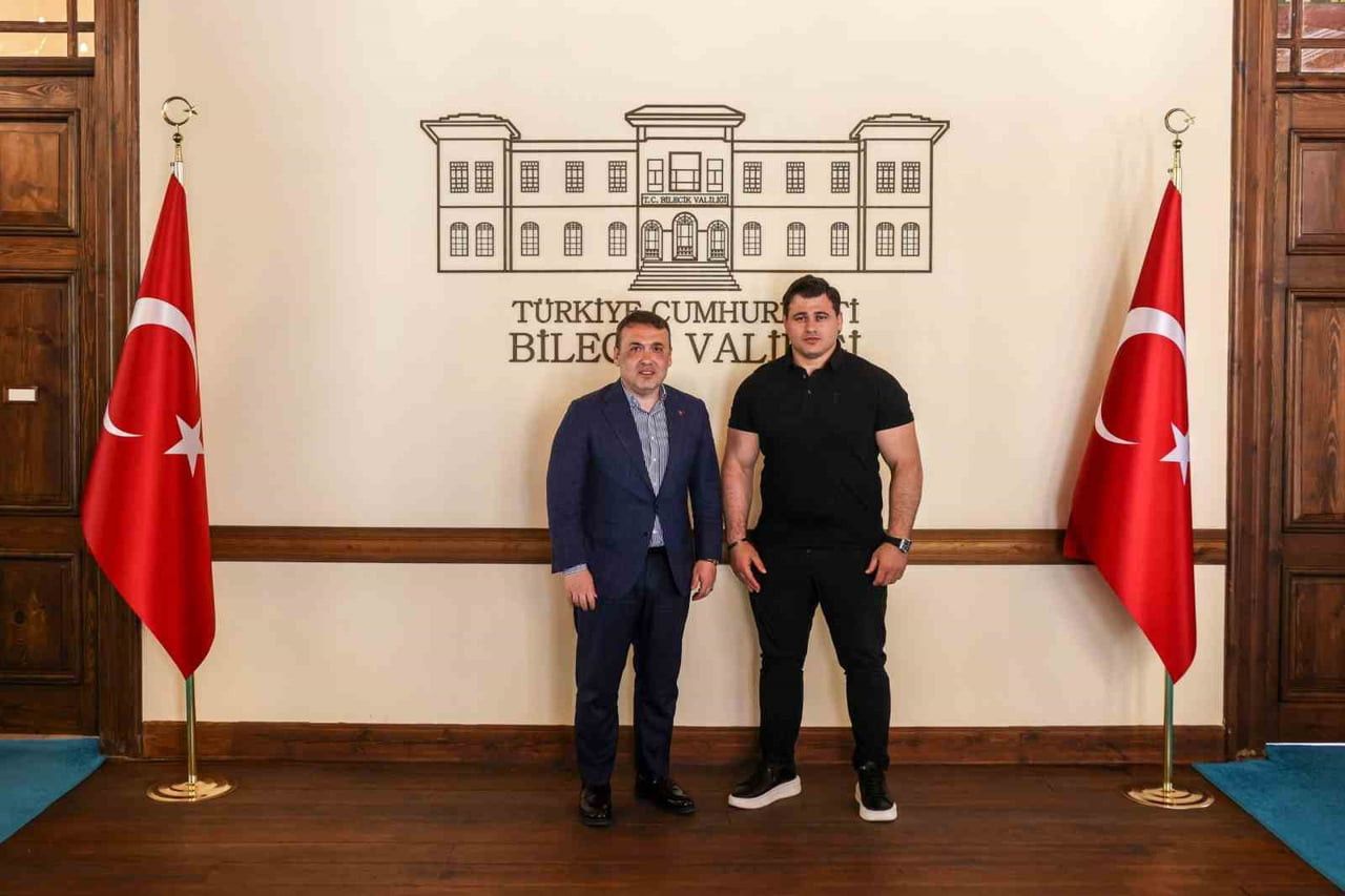 DÜNYA VE AVRUPA ŞAMPİYONU MİLLİ GÜREŞÇİ RIZA KAYAALP, BİLECİK VALİSİ FAİK OKTAY SÖZER İLE BİR...