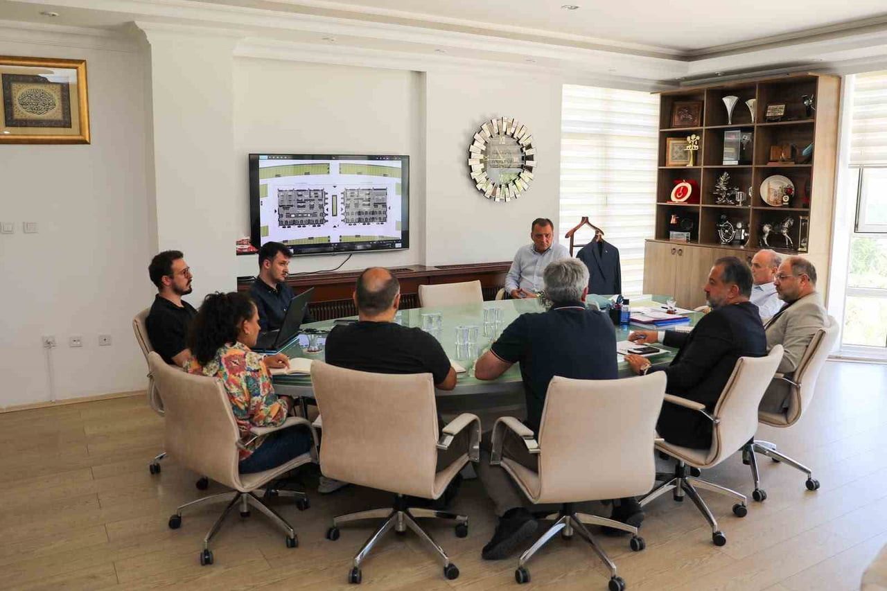 DÜZCE BELEDİYE BAŞKANI DR. FARUK ÖZLÜ BAŞKANLIĞINDA GERÇEKLEŞTİRİLEN TOPLANTIDA, KENTİN GELECEK 50...