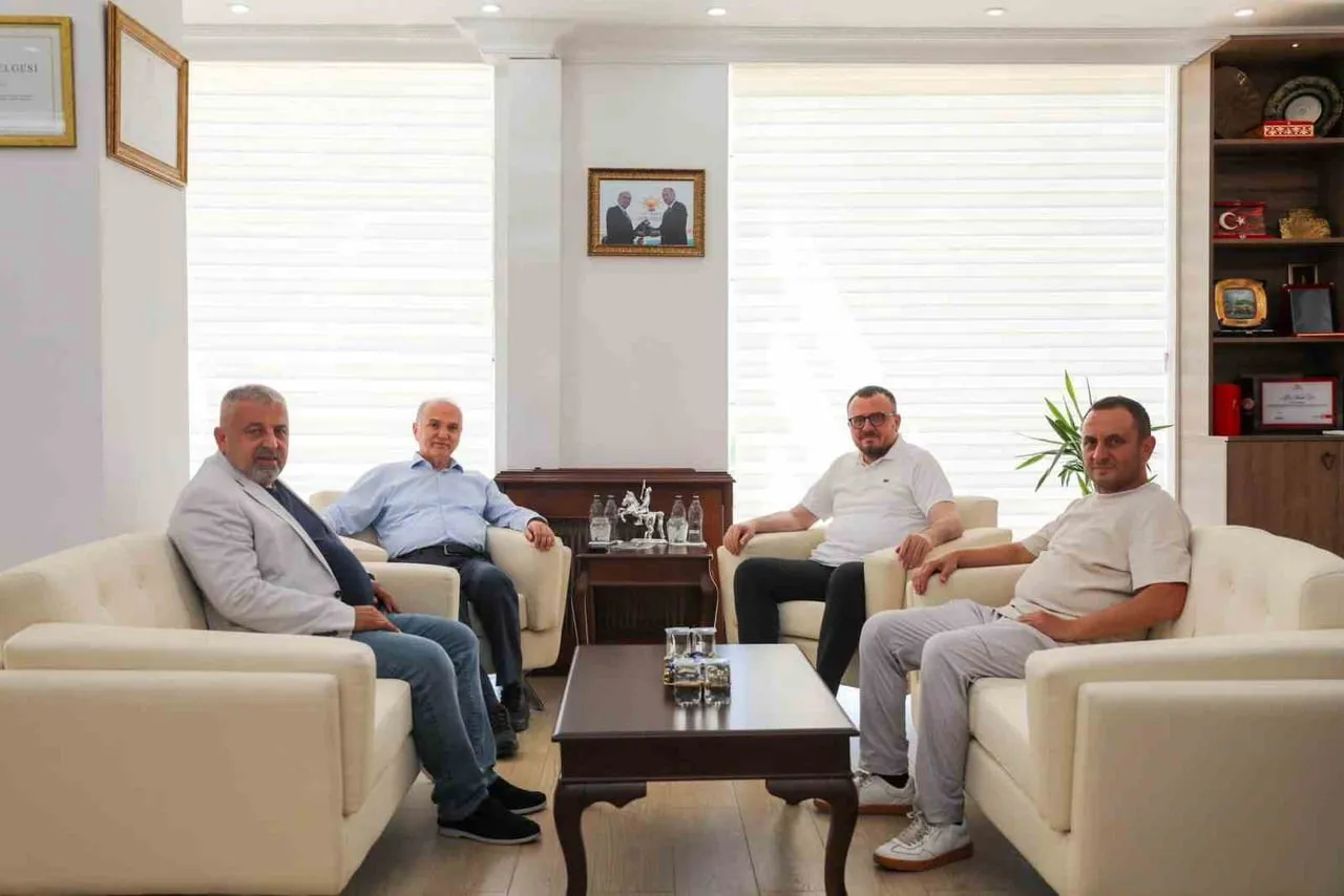 DÜZCE BELEDİYE BAŞKANI DR. FARUK ÖZLÜ, BELEDİYEDE ÖNEMLİ İSİMLERİ AĞIRLAYARAK KENTİN GÜNDEMİNE...