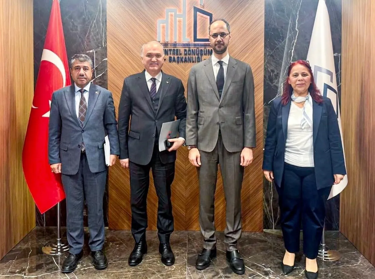 DÜZCE BELEDİYE BAŞKANI DR. FARUK ÖZLÜ, ŞEHİRDE EŞ ZAMANLI YÜRÜTÜLEN PROJELERİN HIZLANMASI VE...