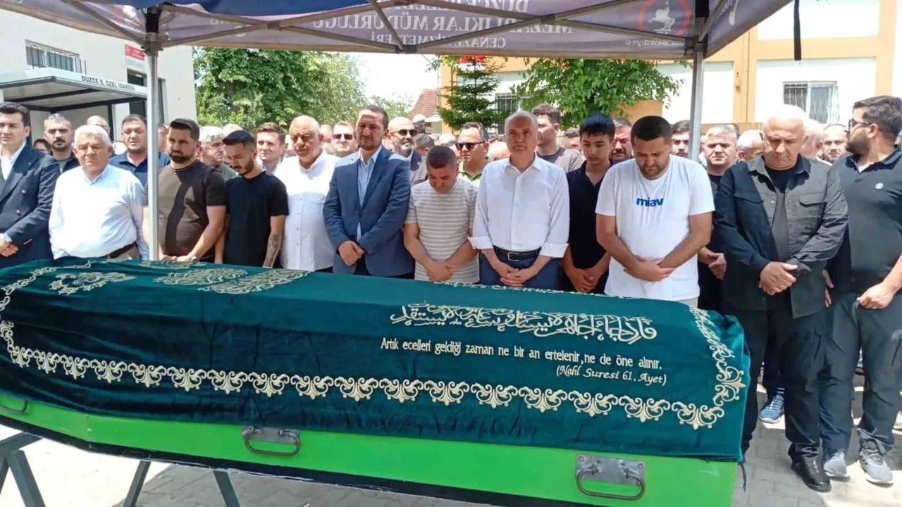 DÜZCE BELEDİYE BAŞKANI DR. FARUK ÖZLÜ’NÜN MAKAM ŞOFÖRÜ ERSİN ÇAKIR, GEÇİRDİĞİ KALP KRİZİ SONUCU...