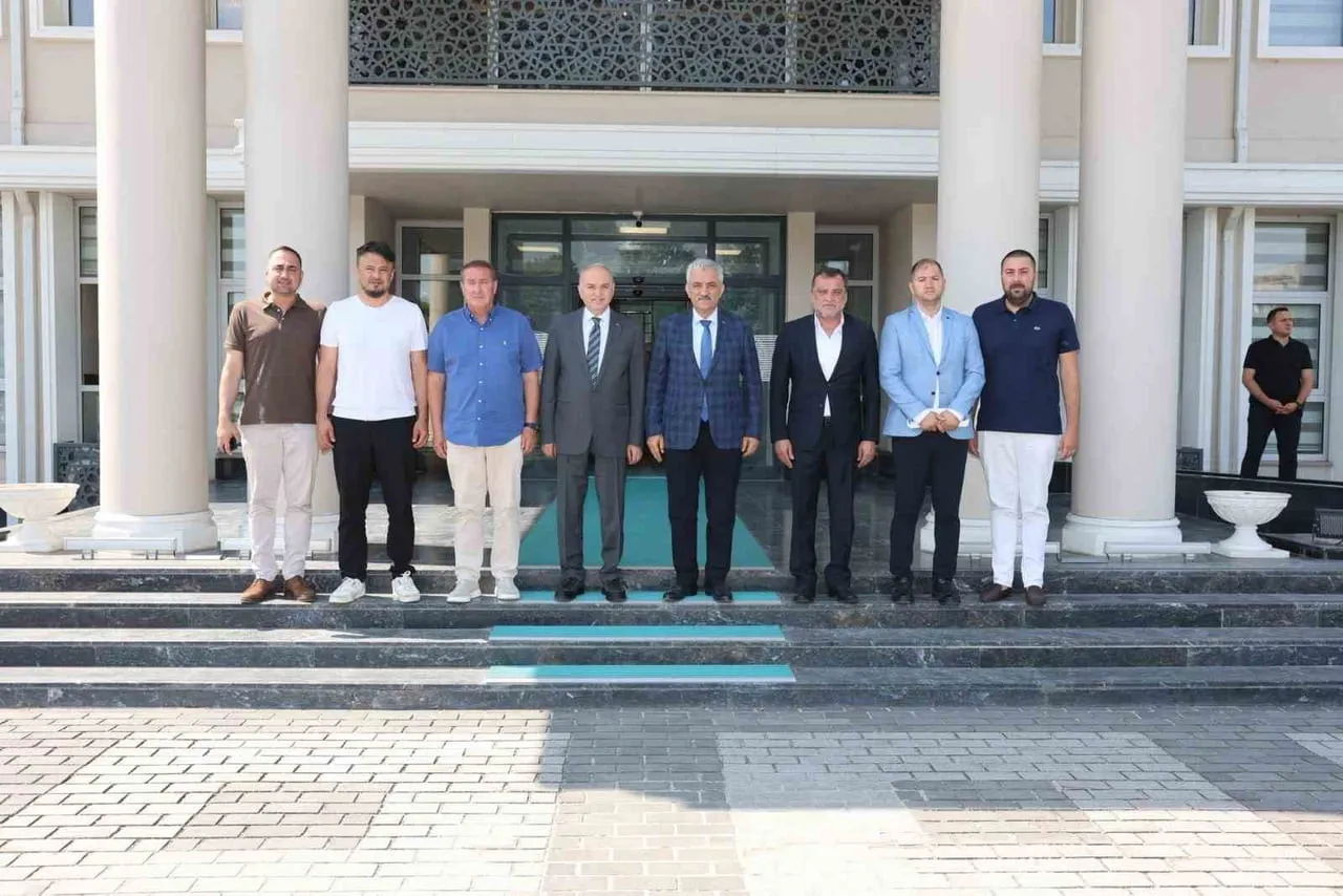 DÜZCE BELEDİYE BAŞKANI FARUK ÖZLÜ İLE DÜZCESPOR YÖNETİCİLERİ, VALİ MEHMET MAKAS'I MAKAMINDA...