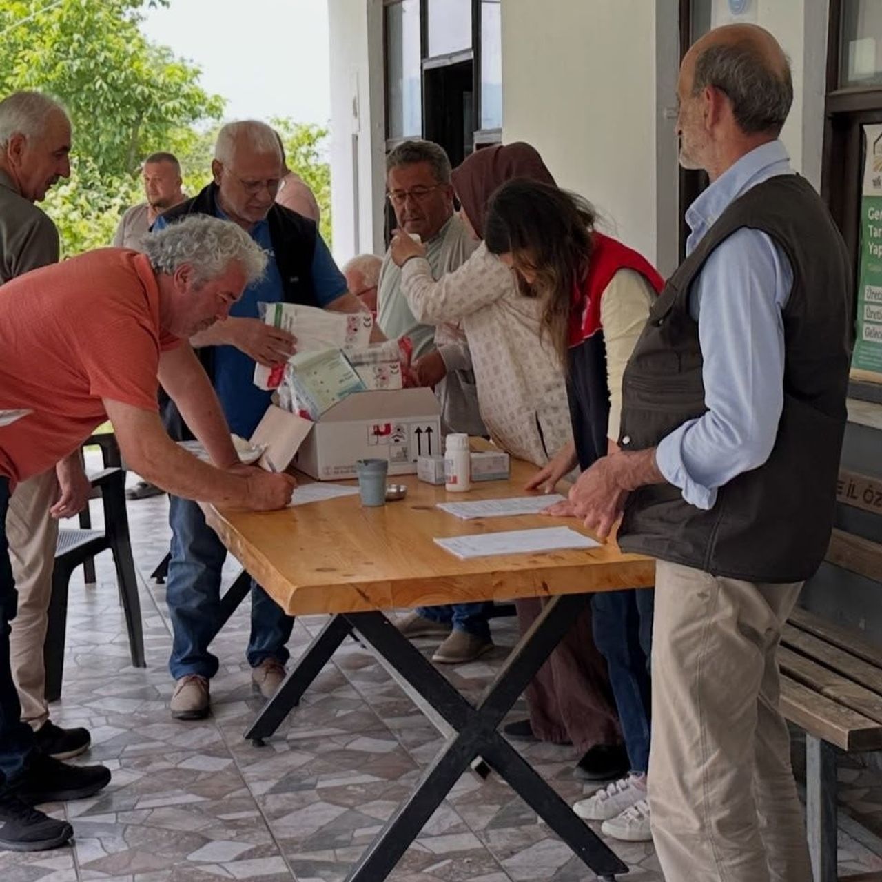 DÜZCE GENELİNDE KAHVERENGİ KOKARCA ZARARLISINA KARŞI YÜRÜTÜLEN ÇALIŞMALAR KAPSAMINDA 72 BİN METRUK...