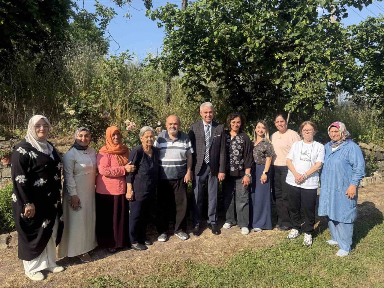 DÜZCE İL EMNİYET MÜDÜRÜ İBRAHİM ERGÜDER VE BERABERİNDEKİ HEYET, ŞEHİT POLİS MEMURU AHMET ZERİN’İN...