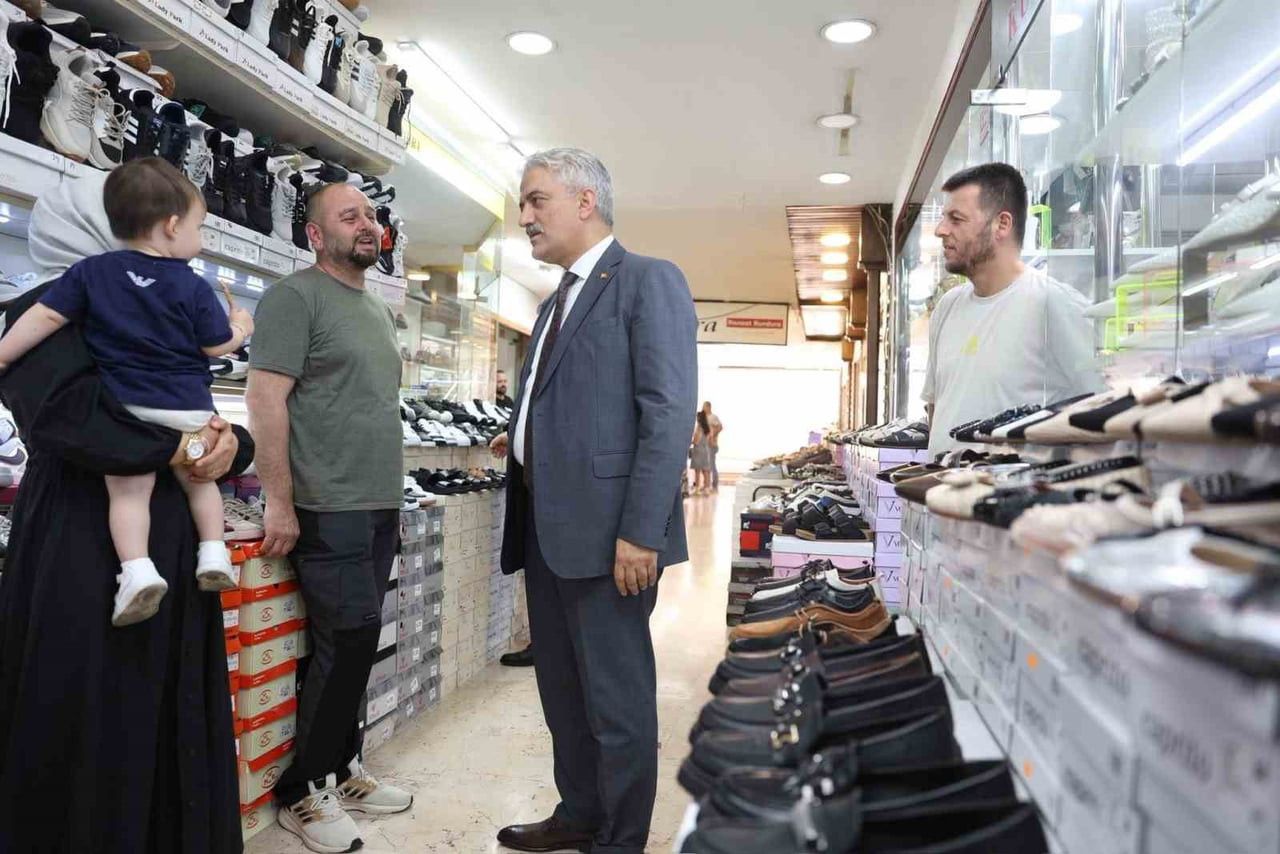 DÜZCE VALİSİ MEHMET MAKAS, CEDİDİYE MAHALLESİ İSTANBUL CADDESİ'NDE FAALİYET GÖSTEREN ESNAFLA BİR...