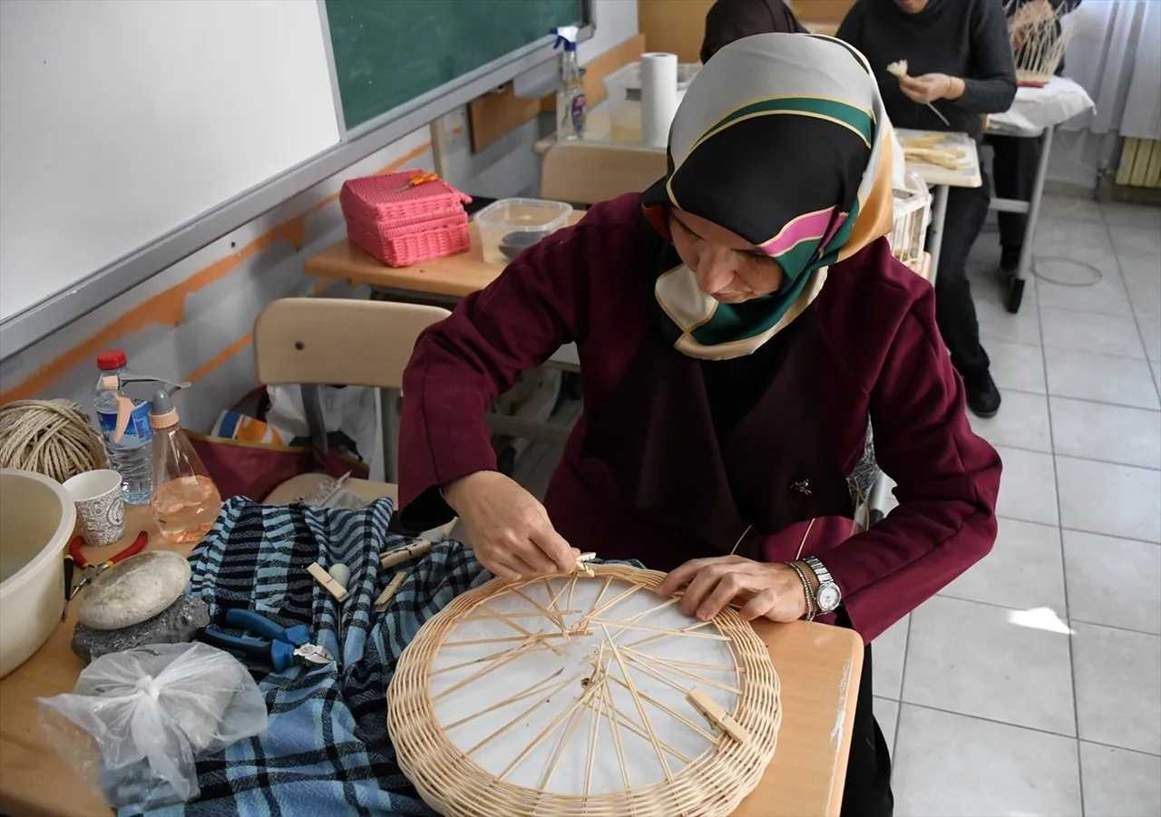 Düzce'de doğada yetişen mukavemetli bitkilerin dal ve yapraklarını dekoratif ürünler ile mutfak...