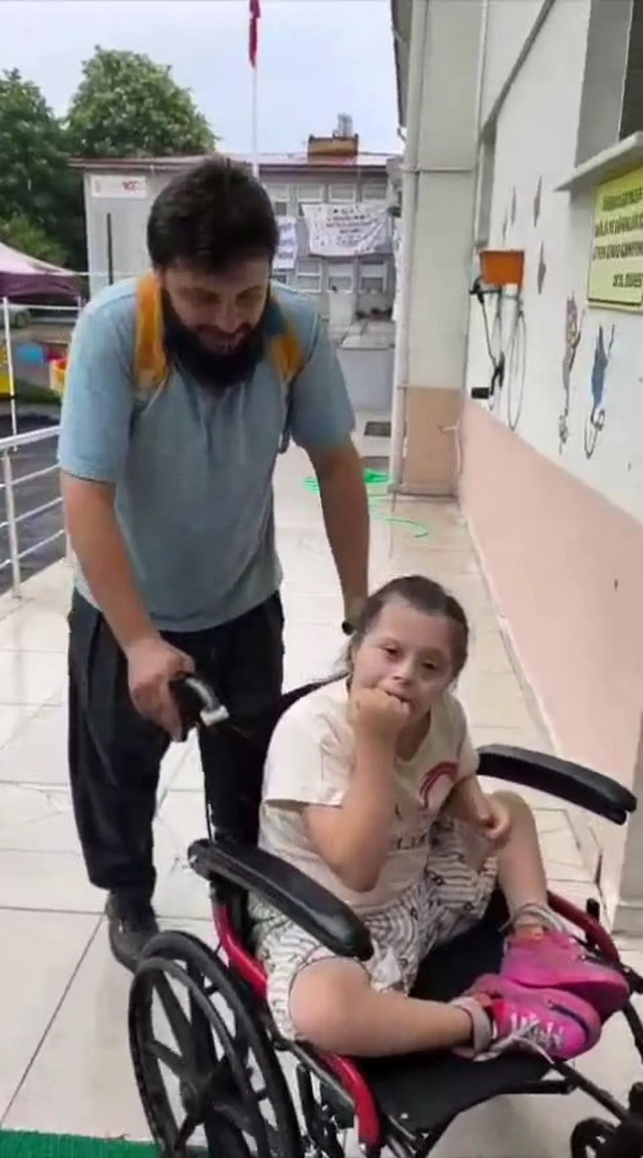 DÜZCE'DE ÖZEL EĞİTİM GÖREN KIZINI HER GÜN OKULA GETİREN BABA RECEP ÖZTÜRK, OKUL İDARESİ VE...