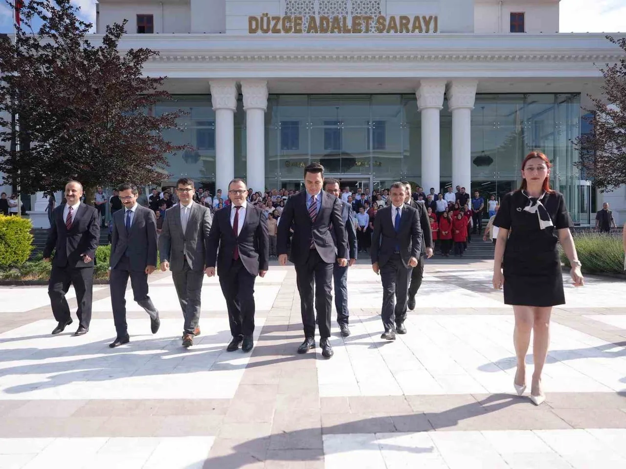 DÜZCE'DEN MERSİN'E ATANAN CUMHURİYET BAŞSAVCISI YASİN EMRE ADLİYE ÖNÜNDE UĞURLANDI.