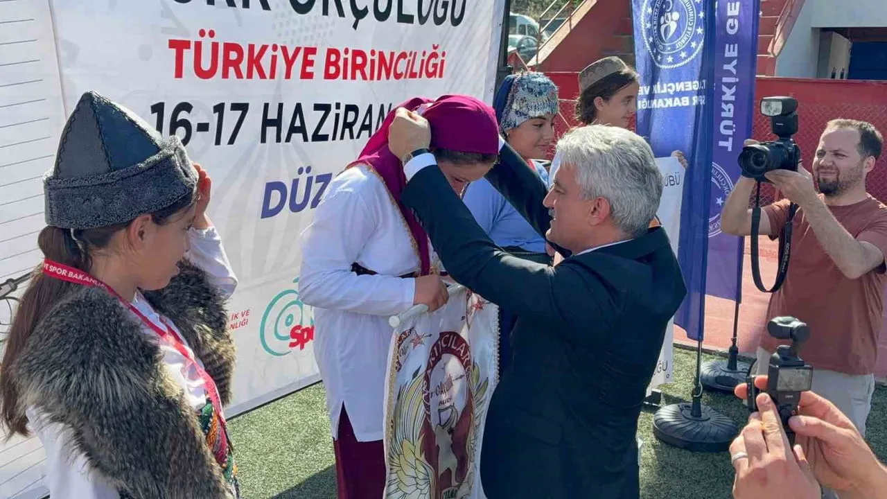 DÜZCE'NİN AKÇAKOCA İLÇESİNDE DÜZENLENEN "OKUL SPORLARI GELENEKSEL TÜRK OKÇULUĞU TÜRKİYE...